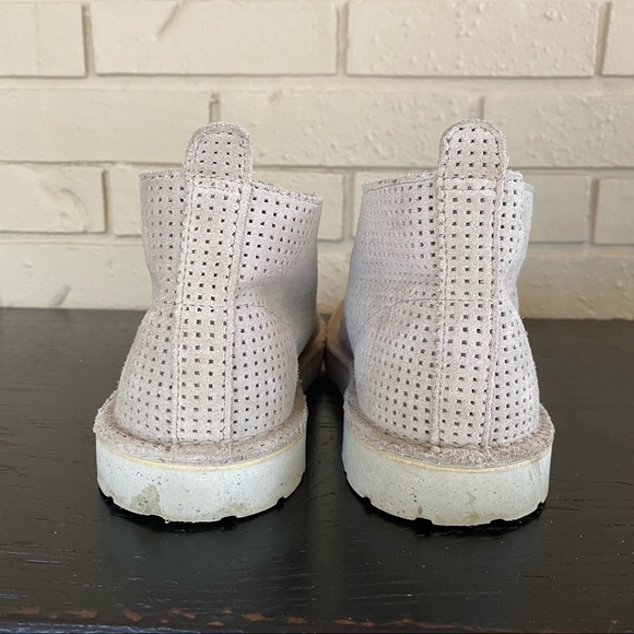 CLARKS ORIGINALS WOMEN 9.5 M TAN LASER CUT SUEDE CHUKKA ANKLE BOOTS - Picture 4 of 6